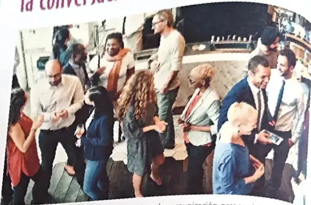 Grupo diverso de personas conversando en un espacio social.