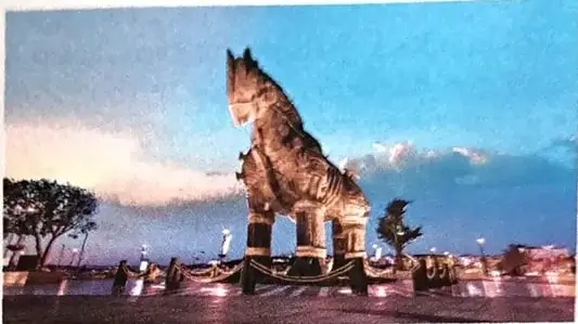 Imagen de un caballo de madera gigante en una representación del caballo de Troya.