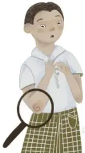 Niño de playera blanca y shorts a cuadros que observa su codo con una lupa, con gesto de sorpresa (Angélica Najera Martínez Bustamante, IAISID).