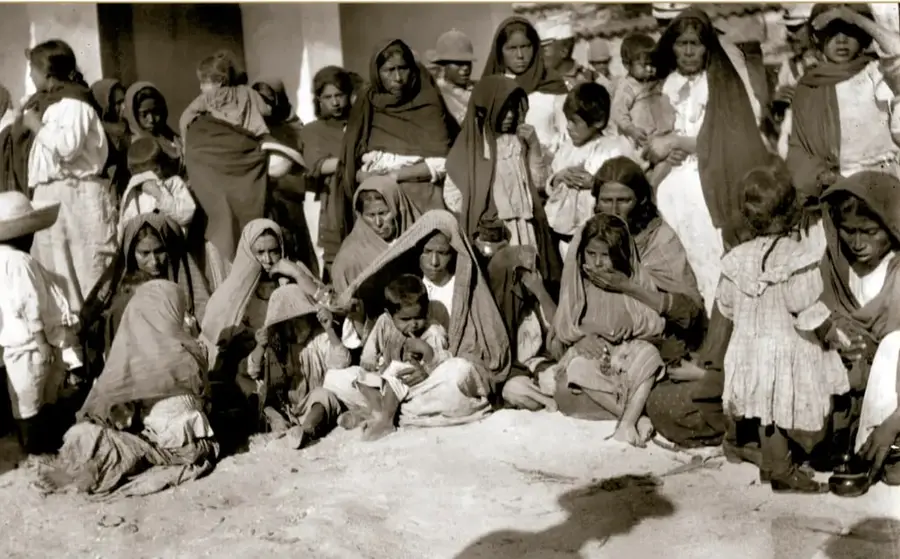 Fotografía histórica titulada 'Mujeres campesinas, ca. 1900' de mujeres indígenas o mestizas sentadas en el suelo con rebozos y sus hijos pequeños; crédito © (33450) Secretaría de Cultura, INAH, SINAFO, FN.MX.