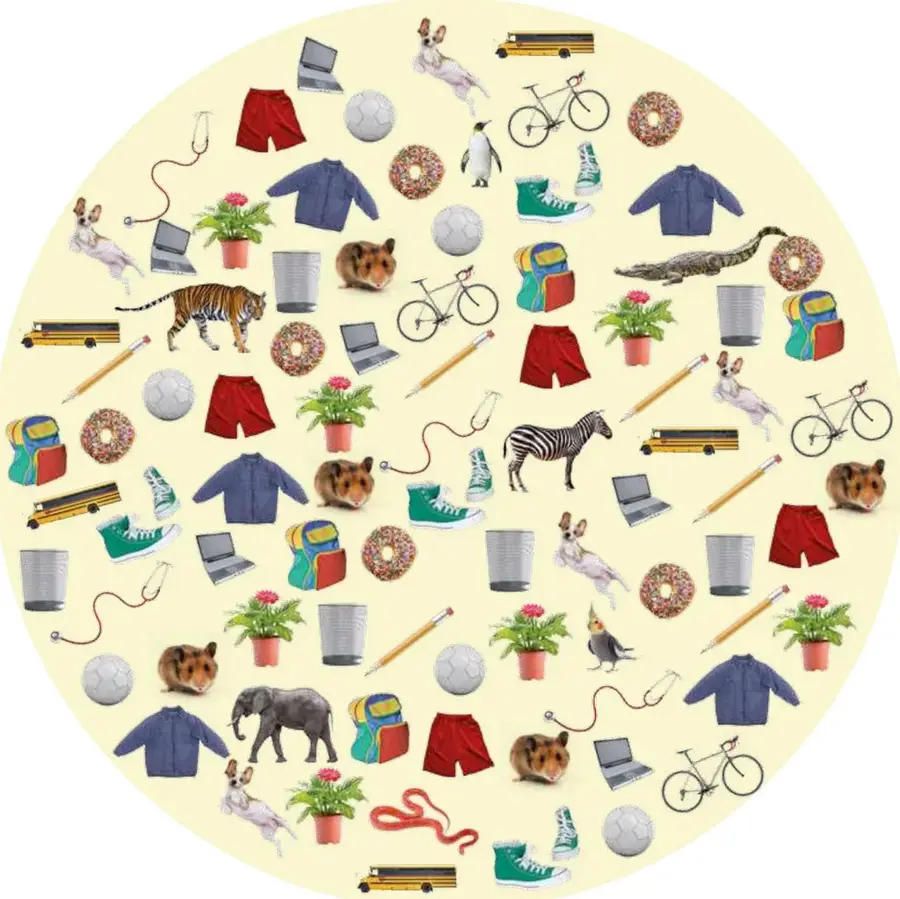 Escena circular con objetos escolares y los 7 animales escondidos entre ellos.
