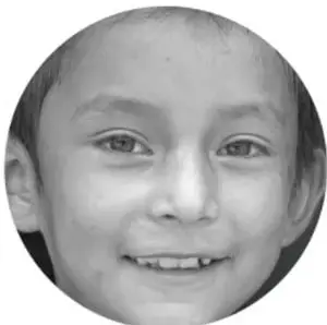 Fotografía circular de la cara sonriente de un niño.