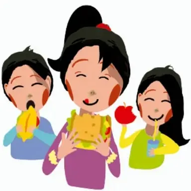 Jimena y dos niños comen fruta; se ven sonrientes y con mejillas sonrojadas.