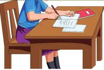 Niña sentada en escritorio escribiendo en un cuaderno.