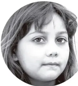 Fotografía en blanco y negro del rostro de una niña de cabello largo, de perfil mirando hacia la izquierda.