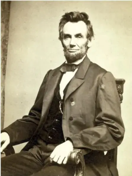 Retrato en sepia del presidente Abraham Lincoln sentado, asociado al texto sobre el Día de Acción de Gracias.