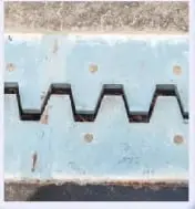 Fotografía de una unión metálica de un puente. Se explica que los espacios permiten la dilatación del metal cuando aumenta la temperatura.