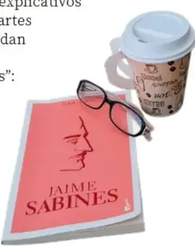 Foto de un libro de poemas de Jaime Sabines, unos lentes y un vaso de café sobre una mesa.