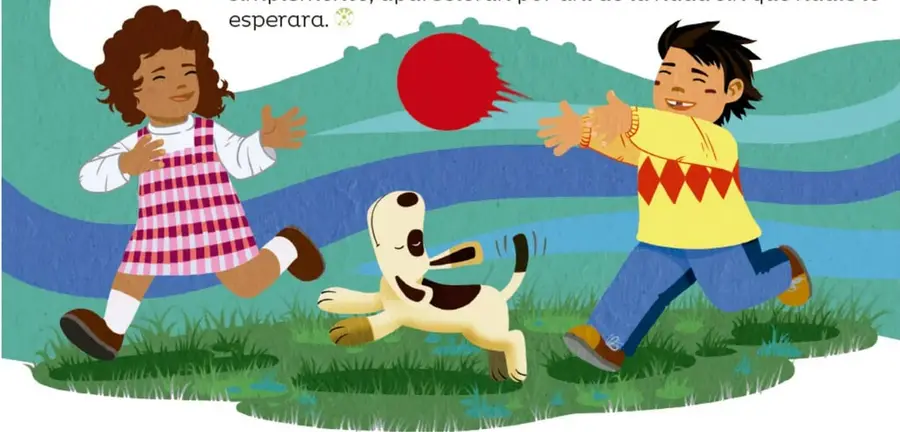 Ilustración de dos niños jugando en el pasto con un perro. La niña tiene vestido a cuadros rosa y el niño suéter amarillo con rombos rojos. Al fondo hay colinas verdes, una franja azul y un sol rojo.