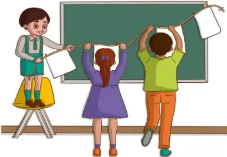Ilustración de tres niños colgando hojas blancas de una cuerda atada frente a una pizarra verde: uno subido a una silla amarilla sostiene la cuerda, una niña de vestido morado y un niño de camiseta verde ajustan las hojas, representando el montaje del tendedero. Crédito: Mara Natalia Edisa Juárez Ramírez, Ciudad de México.