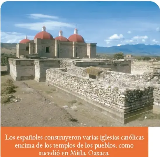 Iglesia católica construida sobre un templo prehispánico en Mitla, Oaxaca.