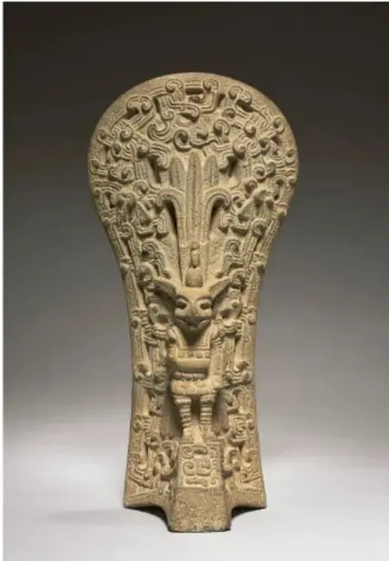 Escultura o objeto prehispánico tallado de forma antropomorfa con decoración simbólica, ilustrando cómo los cuicatl y los testimonios culturales resistieron a través de objetos físicos.