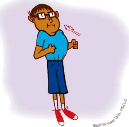 Niño de playera azul y shorts, con el abdomen inflado, soplando aire por la nariz.
