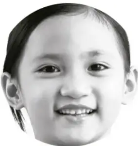 Fotografía en blanco y negro del rostro sonriente de un niño de primaria.