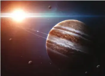 Ilustración de Júpiter, un planeta gaseoso, acompañado de algunas de sus lunas y ubicado frente al Sol.