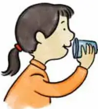 Niña con polera naranja hablando por un envase de yogur.