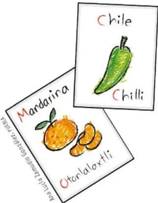 Dos tarjetas de ejemplo: una con el dibujo de un chile rotulado Chile/Chilli y otra con una mandarina rotulada Mandarina/Otomlaloxtli (la palabra náhuatl es difícil de leer con certeza).