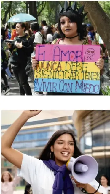 Mujer joven en una marcha sostiene un cartel que dice 'El amor nunca debe significar tener que vivir con miedo'.