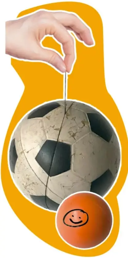 Mano sosteniendo con una cuerda una pelota grande tipo balón de fútbol (Tierra) y, debajo, una pelota naranja pequeña con una cara dibujada (Luna).