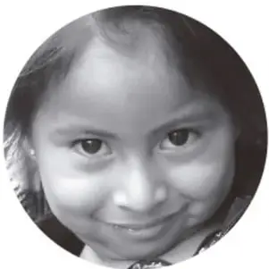 Foto circular de una niña sonriendo.