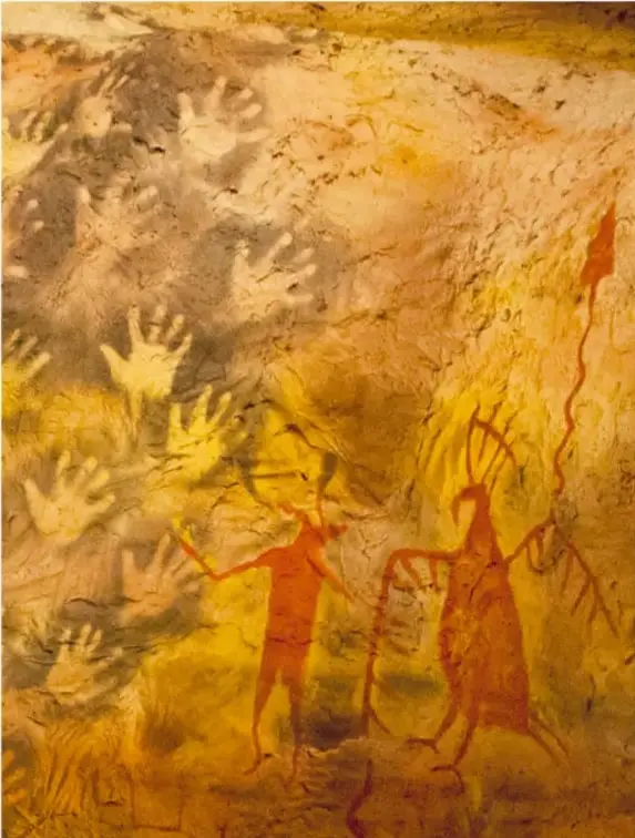 Fotografía de pinturas rupestres en una pared de roca, con manos, figuras humanas y animales en colores rojo, ocre y amarillo. Crédito: Francisco Palma Lagunas, Cuauhtémoc, México.