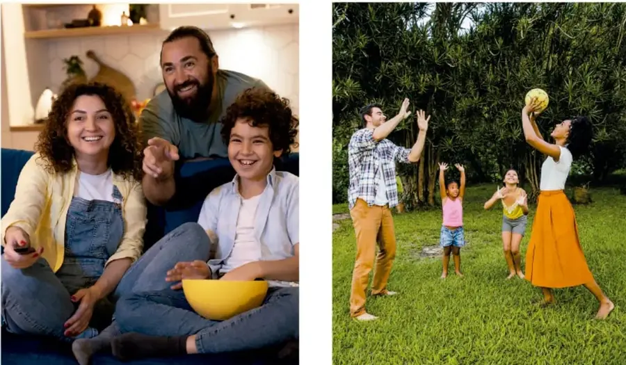 Familia sentada en un sillón viendo televisión y comiendo palomitas; estilo de vida sedentario.