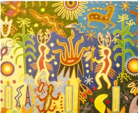 Tejido o arte wixárika de colores intensos con figuras de venados, maíz, lagartijas, soles y velas, símbolos de su cosmovisión.