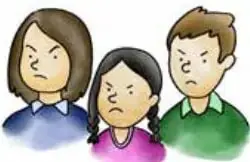 Tres niños con expresión de enojo, etiqueta Enojados.