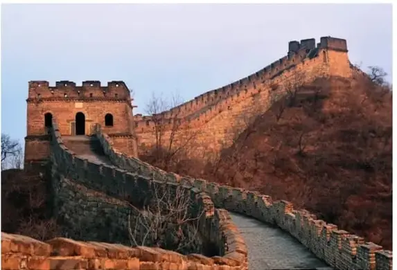 Tramo de la Gran Muralla China serpenteando por una colina.