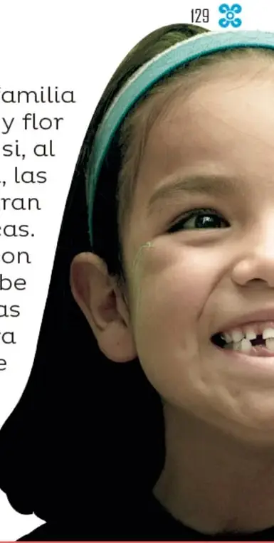 Primer plano de una niña sonriente con diadema verde turquesa; es la continuación del rostro de la página anterior.