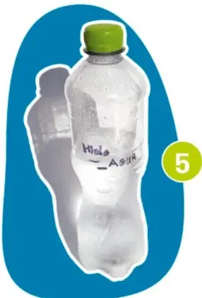 Dos manos midiendo con una regla la botella, con el número 4.