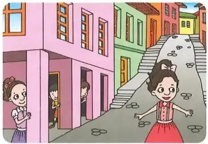 Niños jugando al Tequimán en una calle con casas antiguas y escaleras del cerro Santa Ana.