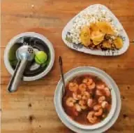 Personas de la Costa con vestimenta principalmente blanca y sombreros.