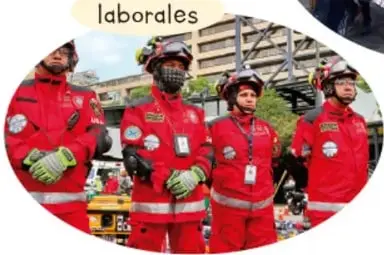 Foto de un grupo de niños y adultos con bolsas de basura y carretilla, etiquetada 'deportivos'.