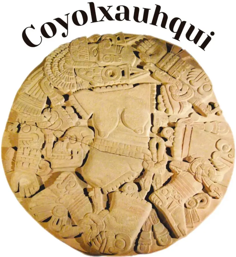 Fotografía de la gran piedra circular de Coyolxauhqui: disco de piedra tallada color arena con la diosa desmembrada en el centro, tocado de plumas, cascabeles en mejillas y calzado con lazos, rodeada de símbolos y figuras; se aprecian las líneas donde la piedra estuvo partida.