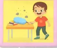 Niño limpiando una mesa con un plumero como ejemplo de colaboración en casa.