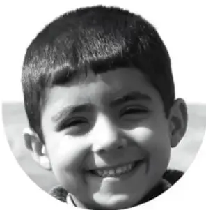 Fotografía circular en blanco y negro de un niño sonriendo.