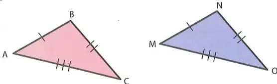 Dos triángulos coloreados muestran marcas iguales en sus tres lados para representar el criterio LLL.