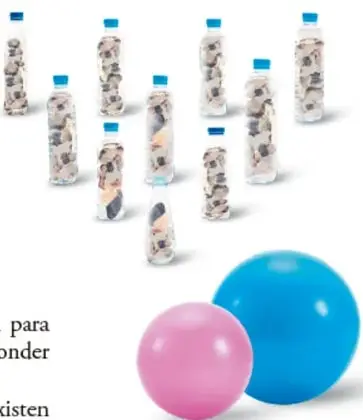 Botellas de plástico llenas de piedras, dispuestas como bolos para el juego.