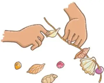 Manos que arman una pulsera con conchas y cuentas de colores.