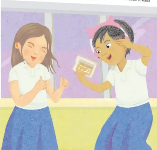 Las dos niñas paradas; una sostiene un cassette o grabadora mientras ambas ríen con entusiasmo.