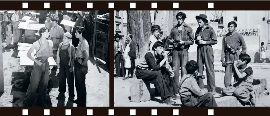 Tira de cine con dos escenas en blanco y negro: niños caminando entre maderas y un grupo de niños y jóvenes sentados en un descampado tomando y conversando.