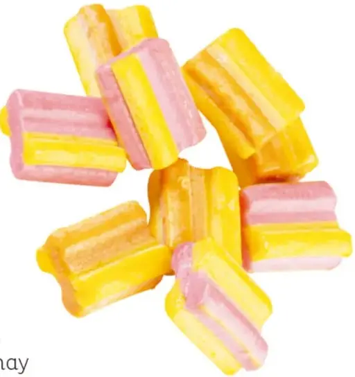 Chicles de doble capa en colores amarillo y rosa, en montón sobre fondo blanco.