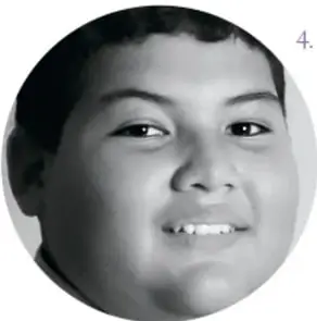 Fotografía en formato circular de un niño sonriente.