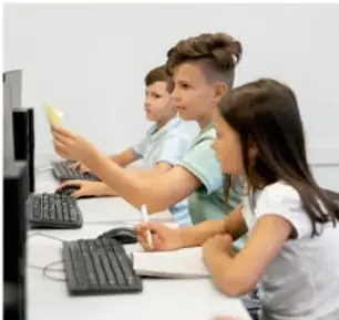 Estudiantes usando computadoras en un aula.