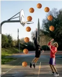 Fotografía de jugadores de baloncesto lanzando el balón al aro, mostrando la trayectoria parabólica del movimiento curvo.