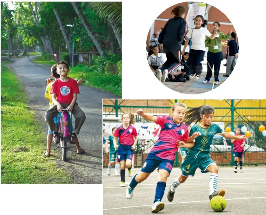 Foto circular de un grupo de niños y niñas saltando y jugando en un patio escolar con una maestra.