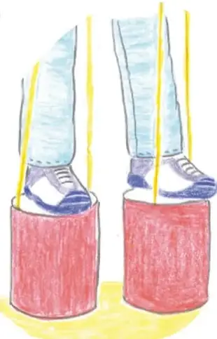 Dibujo de piernas con tenis azules y pantalón claro, de pie sobre dos botes rojos con cordones amarillos que se sostienen con las manos: zancos caseros. Crédito: Gabriel Ramón García, Veracruz.