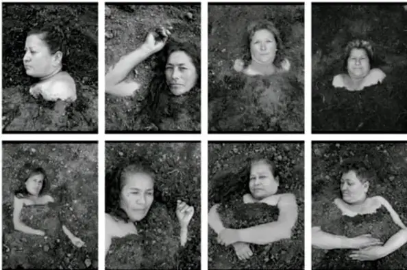 Fotografía artística en blanco y negro de ocho mujeres enterradas hasta el cuello en la tierra, formando una cuadrícula de 8 imágenes (2 filas de 4), obra que representa a las víctimas de feminicidio.