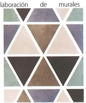 Composición de triángulos de distintos colores que forman un patrón geométrico simétrico.